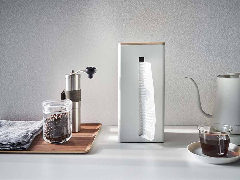 両面ティッシュケースと陶器のボトル、塩胡椒入れが並ぶテーブルセット