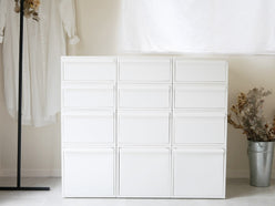 グレーの引出し付きクローゼットシステムキャビネット