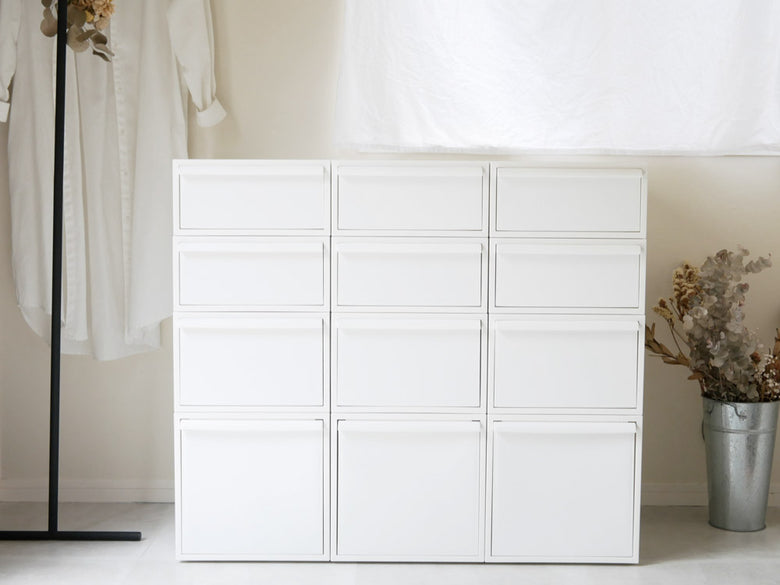 グレーの引出し付きクローゼットシステムキャビネット