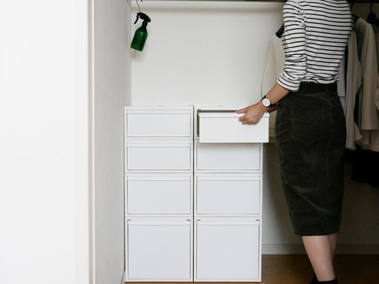 灰色のクローゼットシステムに引き出しが配置されたキャビネット