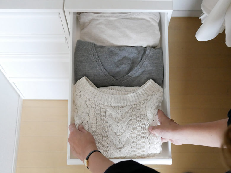 like-itクローゼットシステム引出しにウールとリネンが収納されている様子