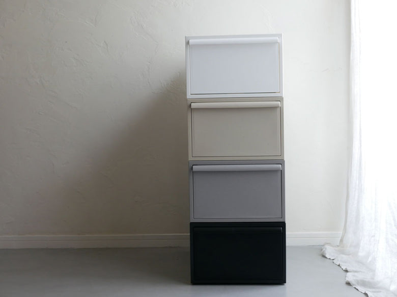 グレーとシルバーの引出し付きクローゼットシステム