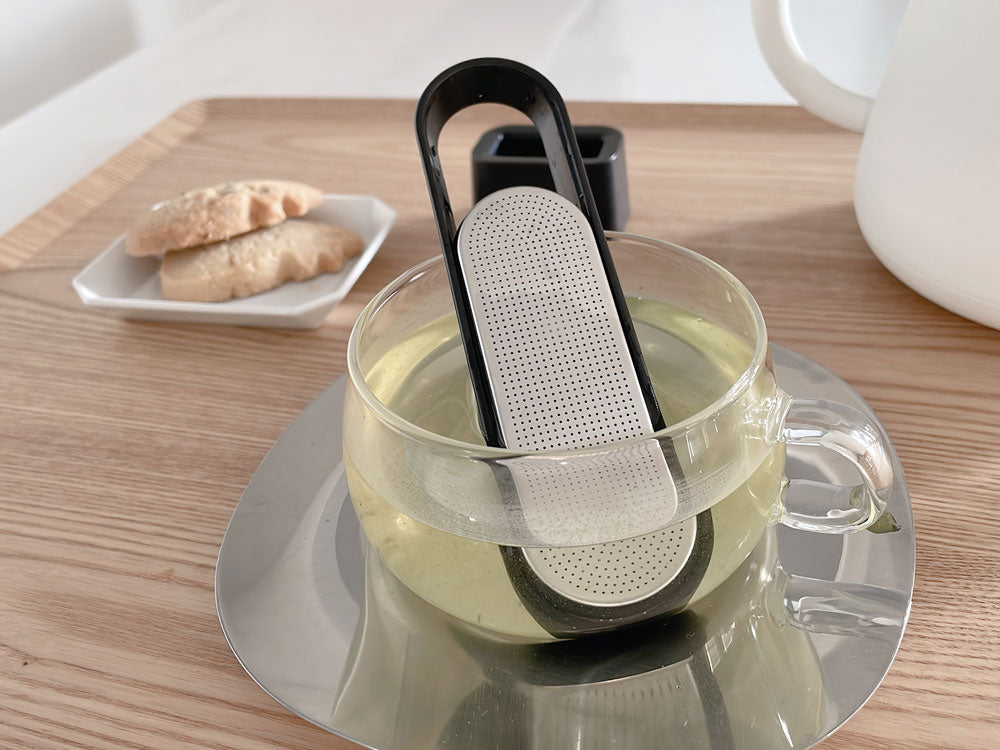 キントーのブラックLOOPティーストレーナーとカップ