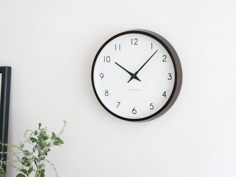 オーバル形で天然木フレームのクォーツ時計