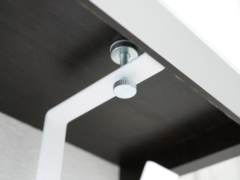 洗面戸棚下に設置されたYAMAZAKI製グレーのタワータンブラーホルダー