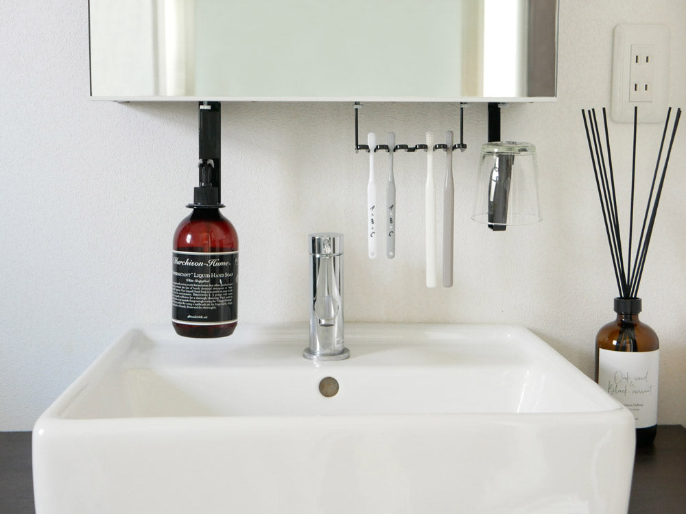 洗面戸棚下に設置されたYAMAZAKIのタワータンブラーホルダー