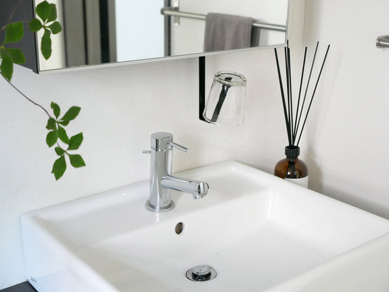 洗面戸棚下のタワー型タンブラーホルダー