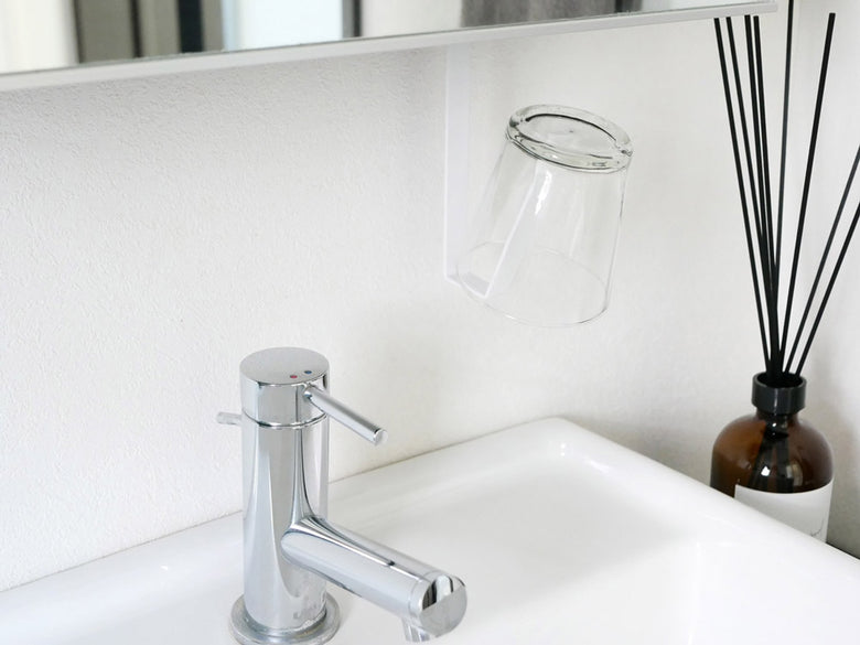 洗面台下に設置されたタワー型タンブラーホルダーと蛇口