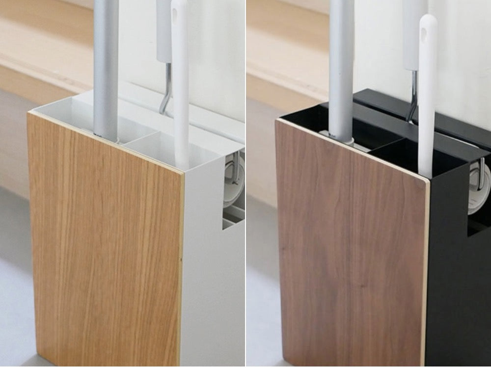 タワー ホワイトとブラックのクリーナーツールオーガナイザーが木フロア上に