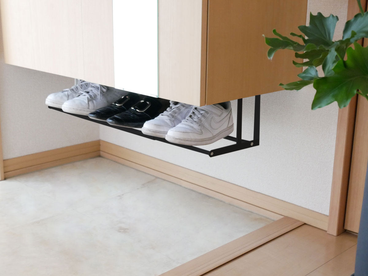 towerの浮かせる伸縮シューズラックがクローゼット内に配置された木製棚