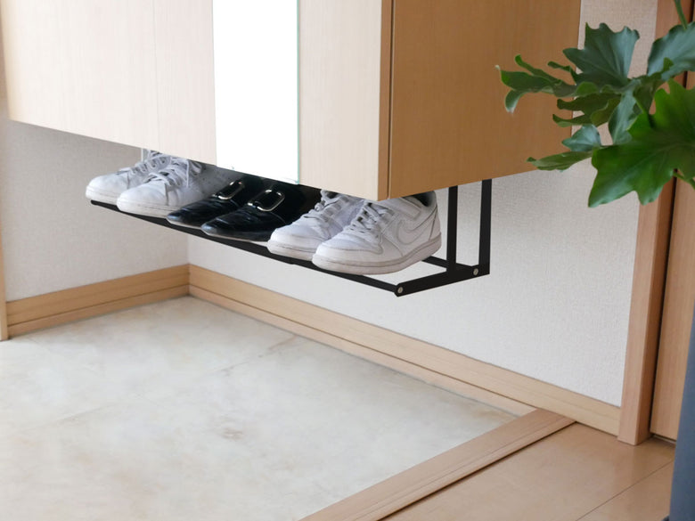 towerの浮かせる伸縮シューズラックがクローゼット内に配置された木製棚