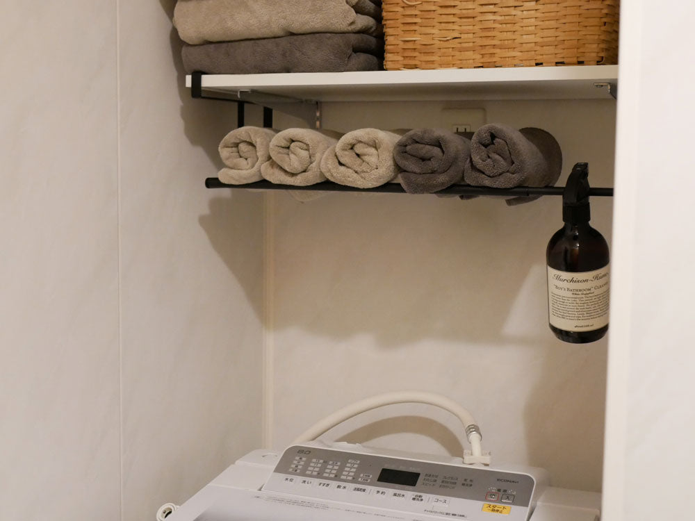 浴室の棚に設置されたタワーの浮かせる伸縮シューズラック