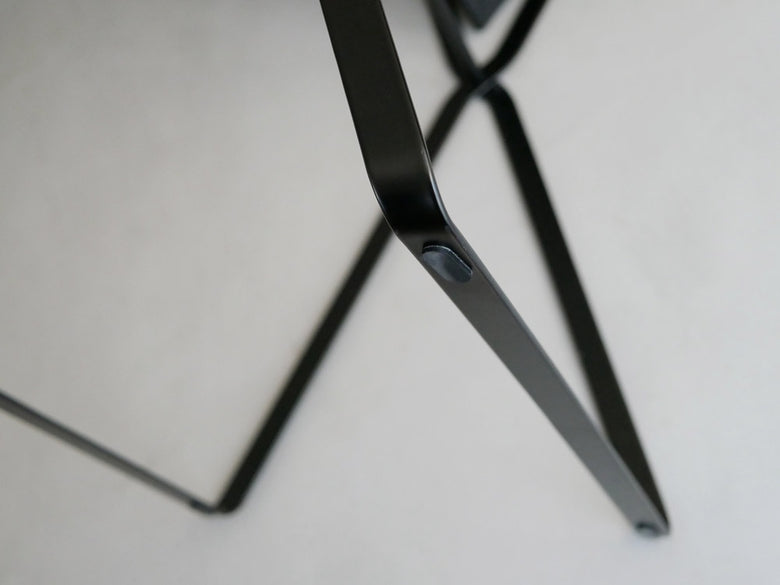 グレーとシルバーの三角形デザイン高床式ランドリーバスケット