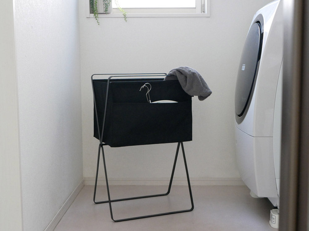 タワーの木製とプラスチック製の折り畳みランドリーバスケット