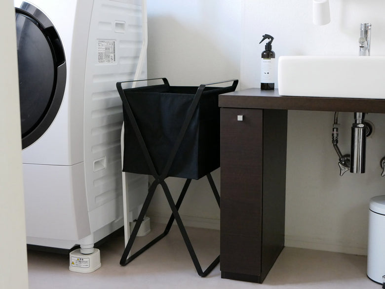 タワーの折り畳み高床式ランドリーバスケット