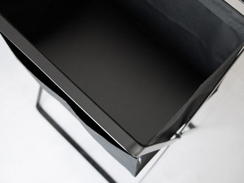 灰色の折り畳み高床式ランドリーバスケット