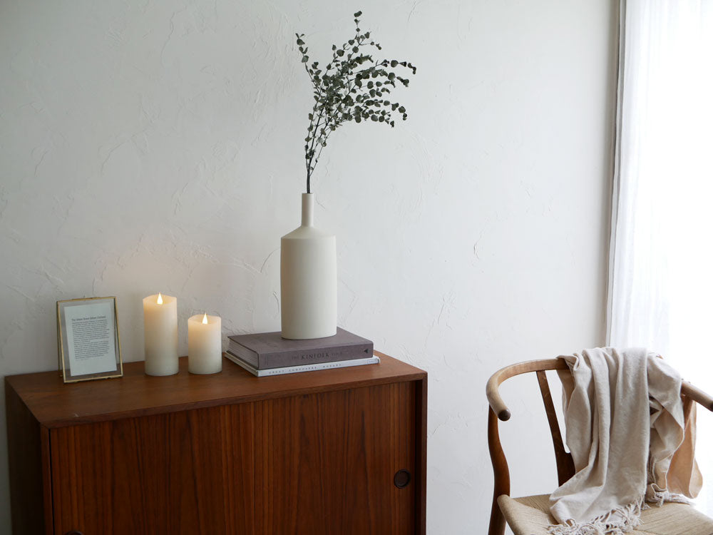 HUNT9 CACCIA9の陶器フラワーポットが配置された室内