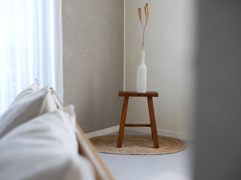 木製フローリングと家具が配置されたナチュラルな室内画像