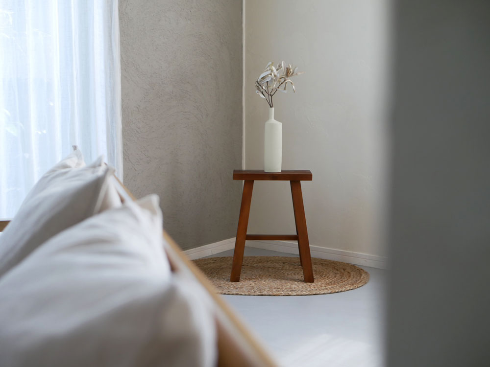 木製フローリングと家具が配置されたベッドルーム