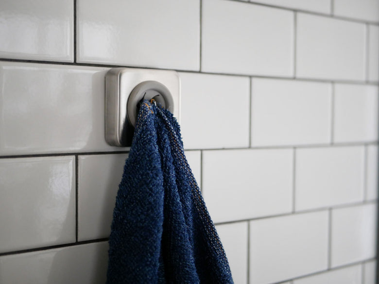 バスルームに設置されたDULTONのステンレスタオルホルダー