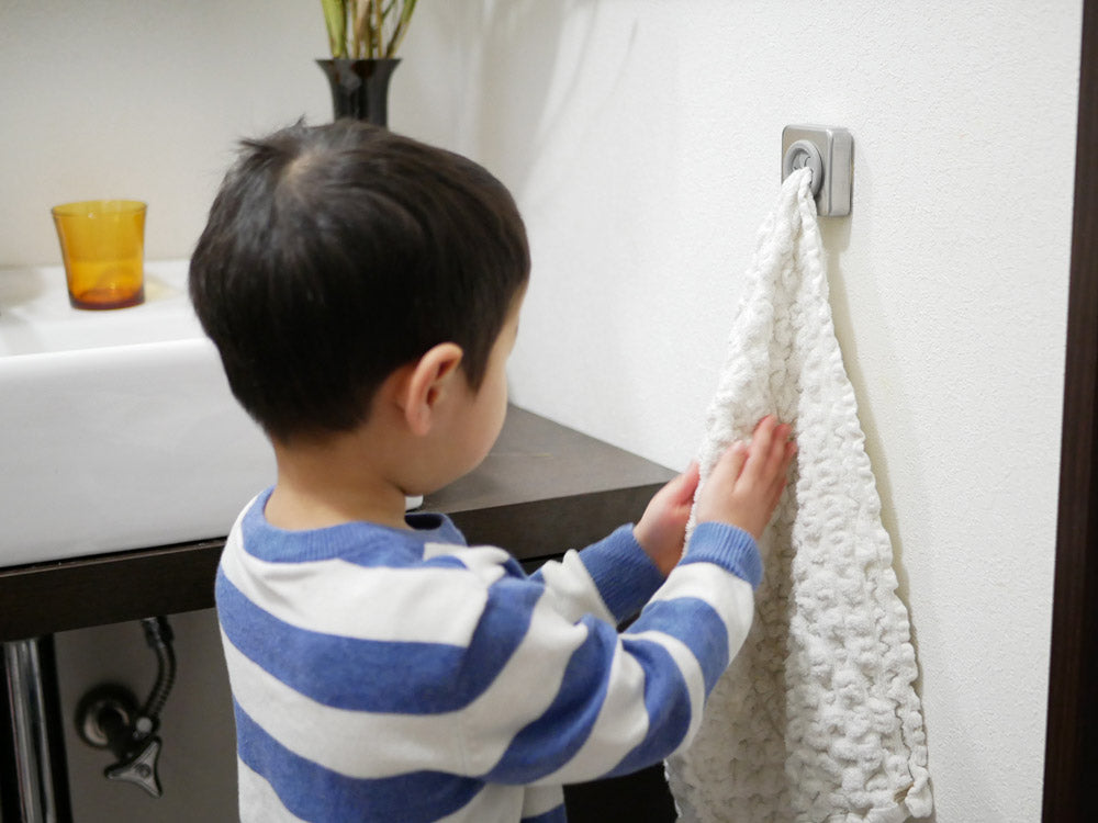 子供が使うダルトンのステンレスタオルホルダー