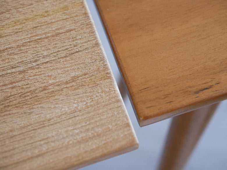 チークネストテーブルと木製の床