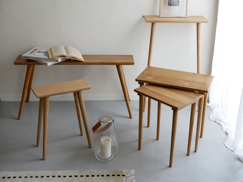 チーク製コンソールテーブルと花鉢が配置されたインテリア