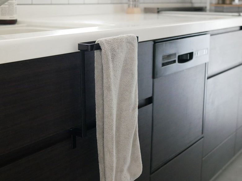 【tower/タワー】もう巻き込まれない キッチンシンク下収納扉タオルハンガー