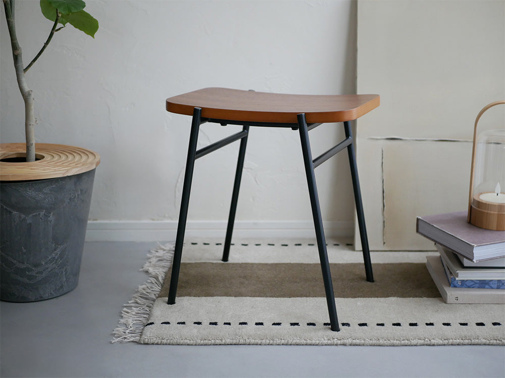 【NOWHERE LIKE HOME】KAPELL繊細なカーブが美しいスツール