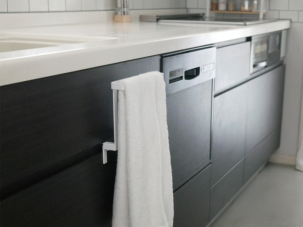 【tower/タワー】もう巻き込まれない キッチンシンク下収納扉タオルハンガー