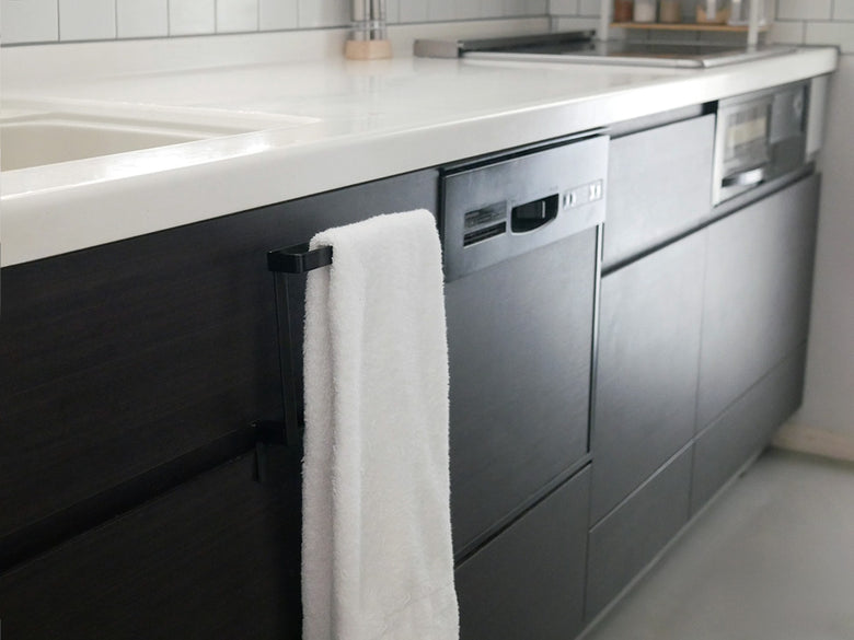 【tower/タワー】もう巻き込まれない キッチンシンク下収納扉タオルハンガー